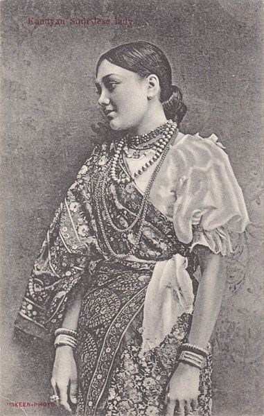 File:Kandyan Sinhalese Lady Wearing A Traditional Kandyan Saree (Osaria).jpg