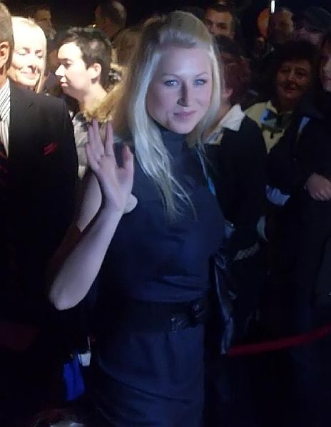 File:Karolina Piechota greets admirers.jpg