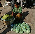 Kathmandu-Strassenhandel-10-Altstadt-Haendlerin-2007-gje.jpg