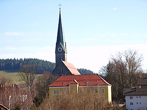 Katholische Pfarrkirche und Rathaus von Teisnach