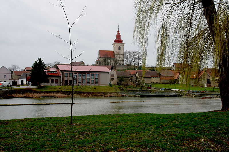 File:Kostel svatých Petra a Pavla, Kostomlaty pod Řípem, okr. Litoměřice, Ústecký kraj 01.JPG