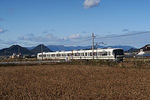 草津線を走行中の221系電車