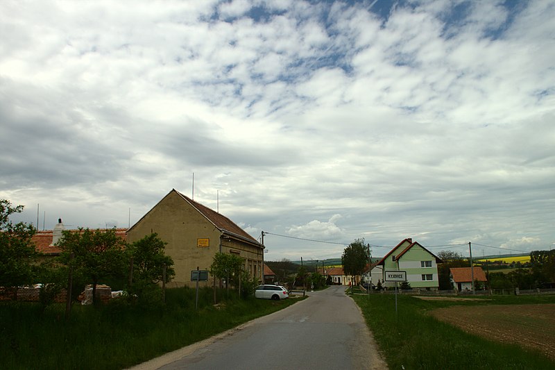 File:Kyjovice, příjezd do obce.jpg