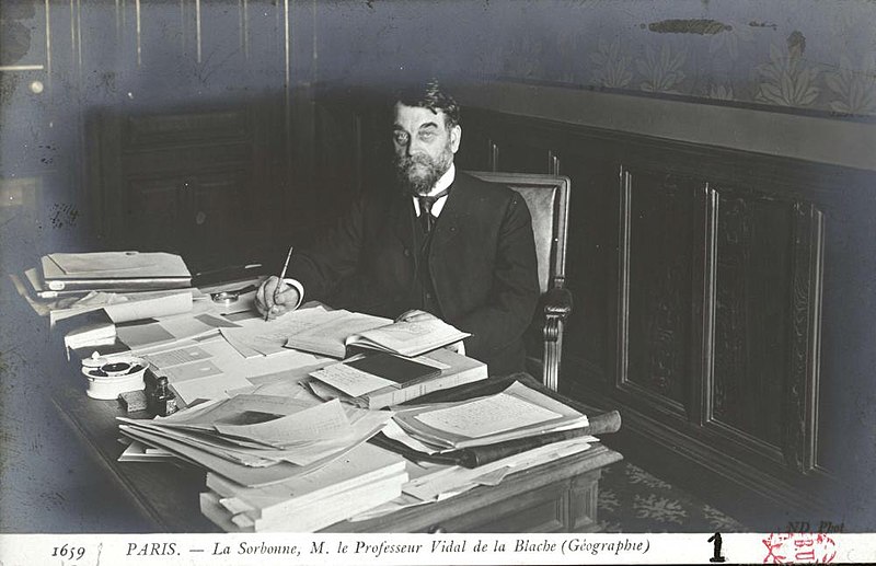 File:La Sorbonne. M. le professeur Vidal de la Blache - Géographie.jpg
