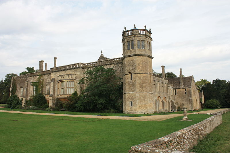 File:Lacock Abbey.JPG