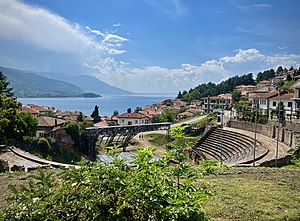 Ansicht des Theaters von Nordwesten aus mit Blick Richtung Ohridsee (2022)