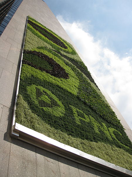 File:Largest Vertical Garden in North America (3933553768).jpg