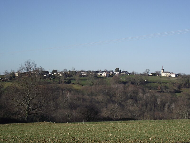 File:Le village de Chelle-Spou vu d'Artiguemy (Hautes-Pyrénées, France).JPG