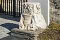 Pyramidenaufsatz von einem römischen Grabaltar (CSIR II/5, 493) vor der Pfarrkirche}