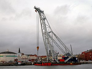«Lodbrok» er en flytende kran, her avbildet ved havnen i Ystad, Sverige i 2020.