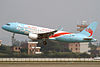 Loongair Airbus A320-214 Guanchjou Baiyun xalqaro aeroportidan uchmoqda.jpg