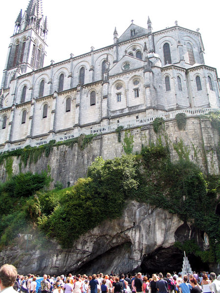 File:Lourdes cathedrale-grotte.jpg