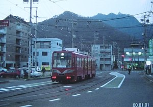 前往关的列车在田神线一方乘车处停靠中（2005年）