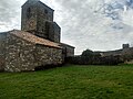 Iglesia románica y, al fondo, la torre medieval