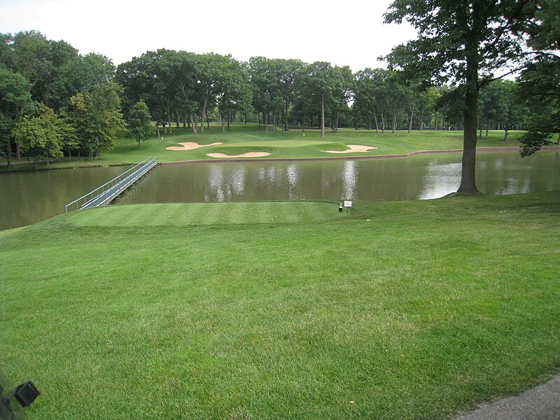 File:Medinah Country Club, Medinah, Illinois Hole 13(2).jpg