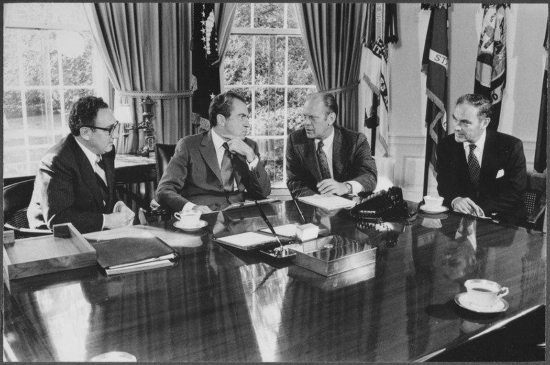 File:Meeting in the Oval Office concerning Congressman Ford's nomination as Vice President - NARA - 194549.tif