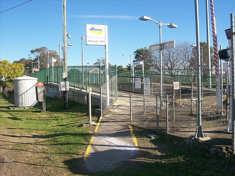 File:Menangle Park Railway Station east entrance.JPG