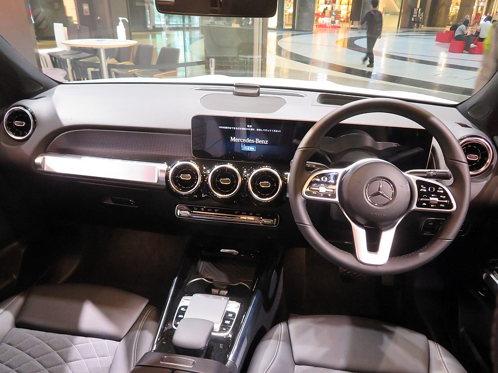 https://upload.wikimedia.org/wikipedia/commons/thumb/c/c2/Mercedes-Benz_GLB_200d_%28X247%29_interior.jpg/1024px-Mercedes-Benz_GLB_200d_%28X247%29_interior.jpg