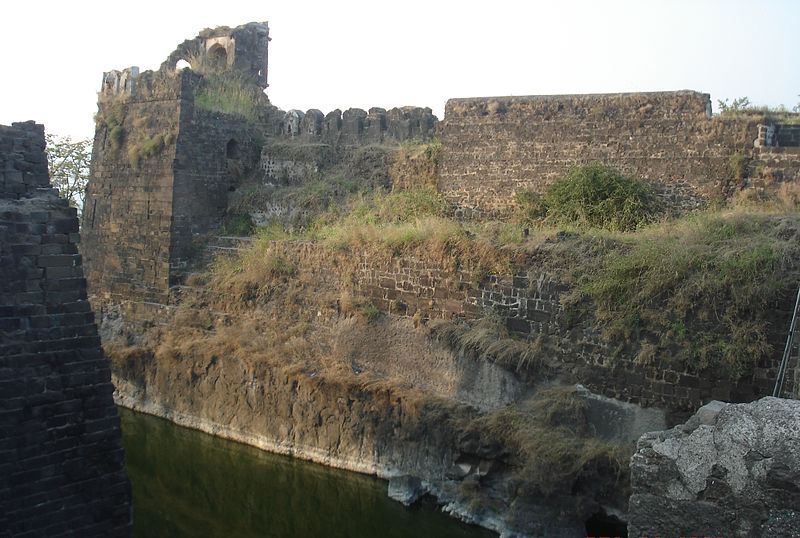 File:Moat in Daulatabad Fort.JPG