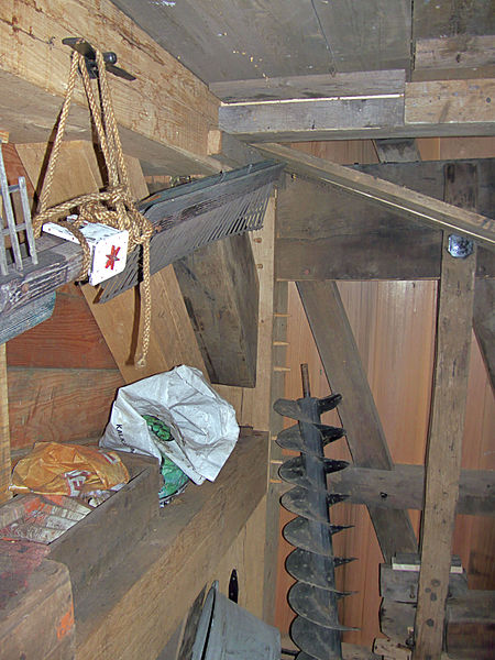 File:Molen Wingerdse Molen, stormbint tempelbalk kruisbalk.jpg