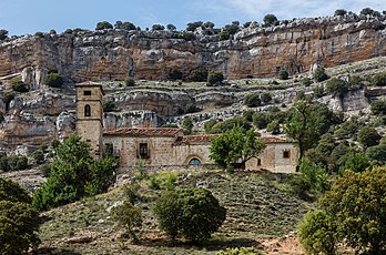 Monastério de la Monjía, um mosteiro fortificado localizado em Fuentoba, município de Golmayo, ao lado do monte Pico Frentes, província de Sória, Espanha. A igreja românica é uma obra do século XI pelos monges beneditinos, embora a fortificação do edifício tenha sido acrescentada no século XVI por ordem dos condes de Castejón (definição 8 352 × 5 523)