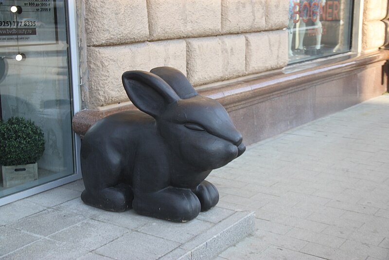 File:Moscow, Novinsky Boulevard 18 obese rabbits (42052305840).jpg