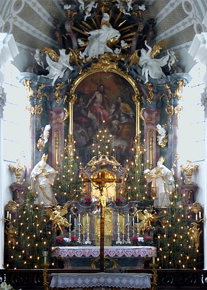 File:Murnau, Nikolauskirche, Altar im Weihnachtsschmuck, 1.jpeg