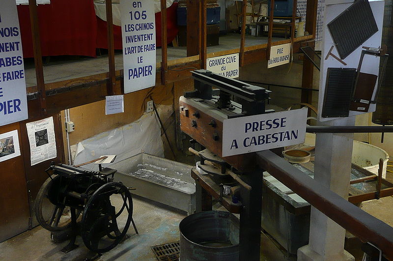 File:Musée le moulin à Fontaine de Vaucluse 3.JPG