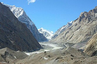 Biale (links im Mittelgrund) und Muztagh Gletscher, der Gletscher führt zum Muztagh Pass (hinter Biale verborgen)