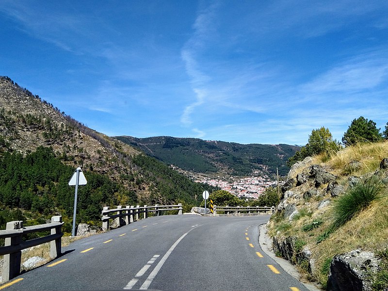 File:N338 in Serra da Estrela NP towards Manteigas (48853693222).jpg