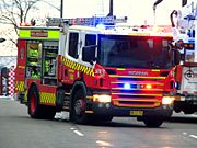 یک "پومپر" اطفاء حرقی ان اس دابلیو در استرالیا. نکته: قسمت باز شده بدنه کامیون محل قرارگیری تجهیزات است