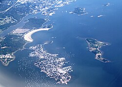 City Islandről (középen) készült légifelvétel, jobboldalt a Hart Island látható, baloldalt a  High Island és Bronx