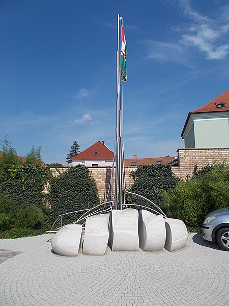 File:Nationales Einheitsdenkmal, 2020 Sárvár.jpg