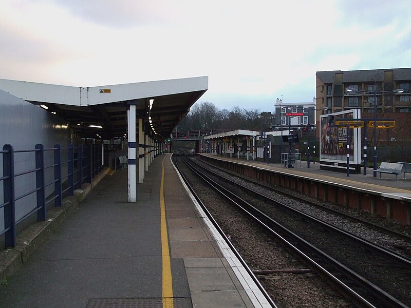 File:New Cross station southbound mainline platform look south2.JPG