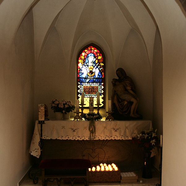 File:Niederhadamar Kirche Marienaltar.JPG