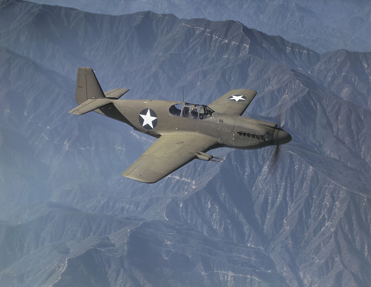 1280px-North_American_Mustang_Mk.IA_in_flight_over_California_%28USA%29%2C_in_October_1942_%28fsac.1a35324%29.jpg