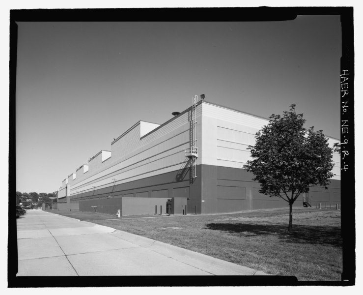 File:OBLIQUE VIEW OF THE WEST FACADE OF THE WING ASSEMBLY ANNEX OF THE AIRCRAFT MANUFACTURING AND ASSEMBLY BUILDING LOOKING NORTH SHOWING A ROOF LADDER AND MONITORS. - Offutt Air Force Base, HAER NE-9-R-4.tif