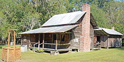 Obediah Barber çiftlik evi - ev, mutfak ve kuyu, Ware County, GA, US.jpg
