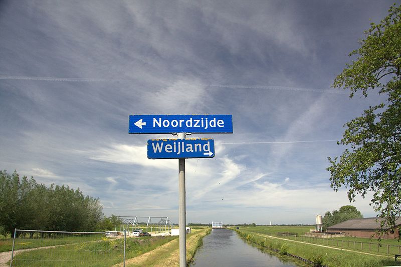 File:Op de grens van de buurtschappen Noorzijde en Weijland, gescheiden door de Meyevliet.jpg