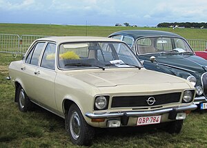 Opel Ascona A, בתצורה 4 דלתות