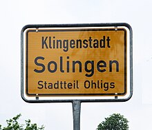 Ortseingangsschild mit dem Schriftzug Klingenstadt