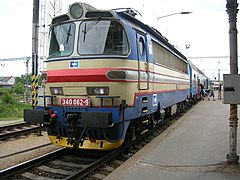 Rušeň 340.062, v čele vlaku Os 8505 do Summerau, vo stanici České Budějovice