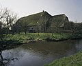 3. Een boerderij met links een kamelenrug.