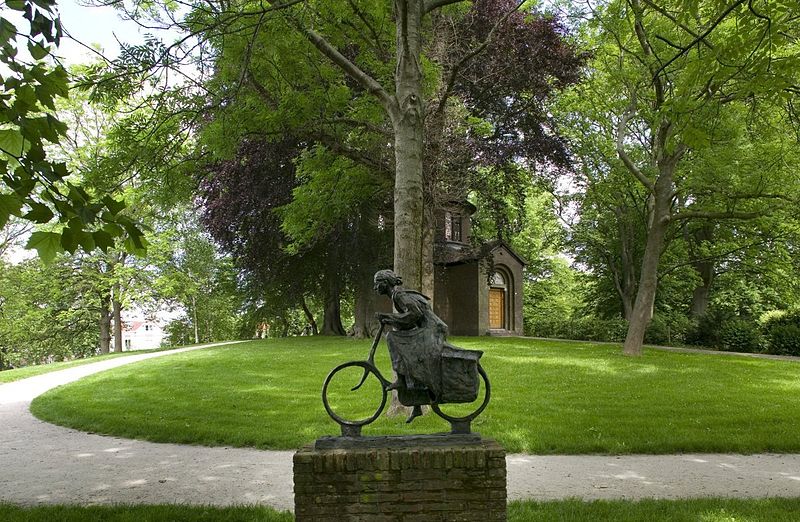 File:Overzicht tempel met op de voorgrond een beeldje - Leeuwarden - 20399482 - RCE.jpg