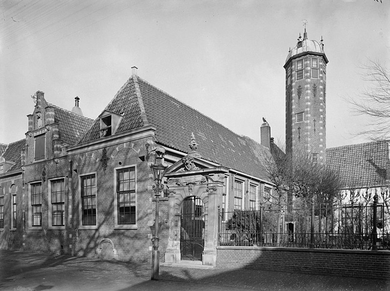 File:Overzicht vanaf de straat, met poortje en toren - Alkmaar - 20005955 - RCE.jpg