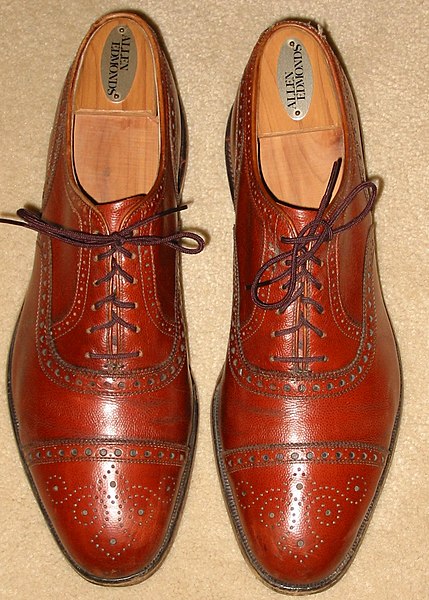 File:Pair of semi brogues from Allen Edmonds shoe company.jpg