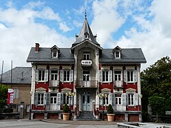 Photographie en couleurs d'une mairie (bâtiment administratif) à Pierrefitte-Nestalas, en France.