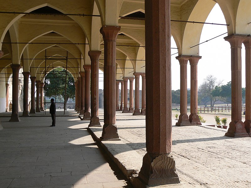 File:Pillars of Diwan-i-Am in Lahore Fort.jpg