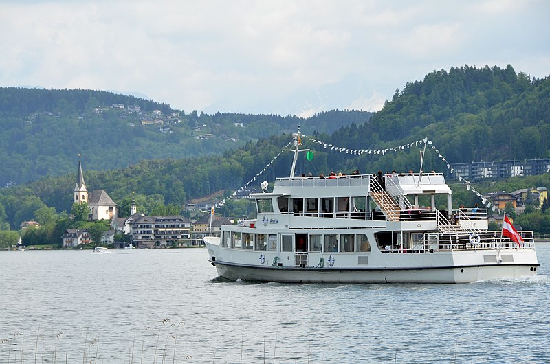 File:Poertschach Landspitz Motorschiff vor Maria Woerth 08052013 298.jpg