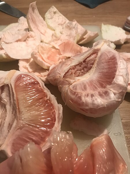 File:Pomelo with rind removed and segments.jpg